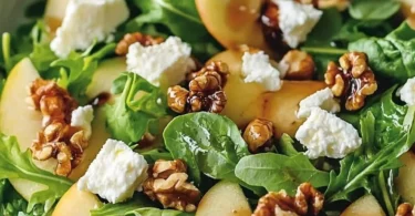 Apfel-Walnuss-Salat mit frischen Äpfeln und gerösteten Walnüssen auf einem Teller