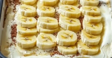 Schmackhafter Bananenkuchen ohne Backen auf einem Teller