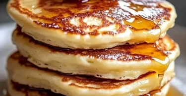 Leckere Quark Pfannkuchen ohne Mehl auf einem Teller angerichtet.