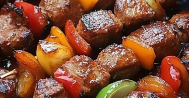 Delizious Schaschlik auf einem Grill serviert mit frischem Gemüse.